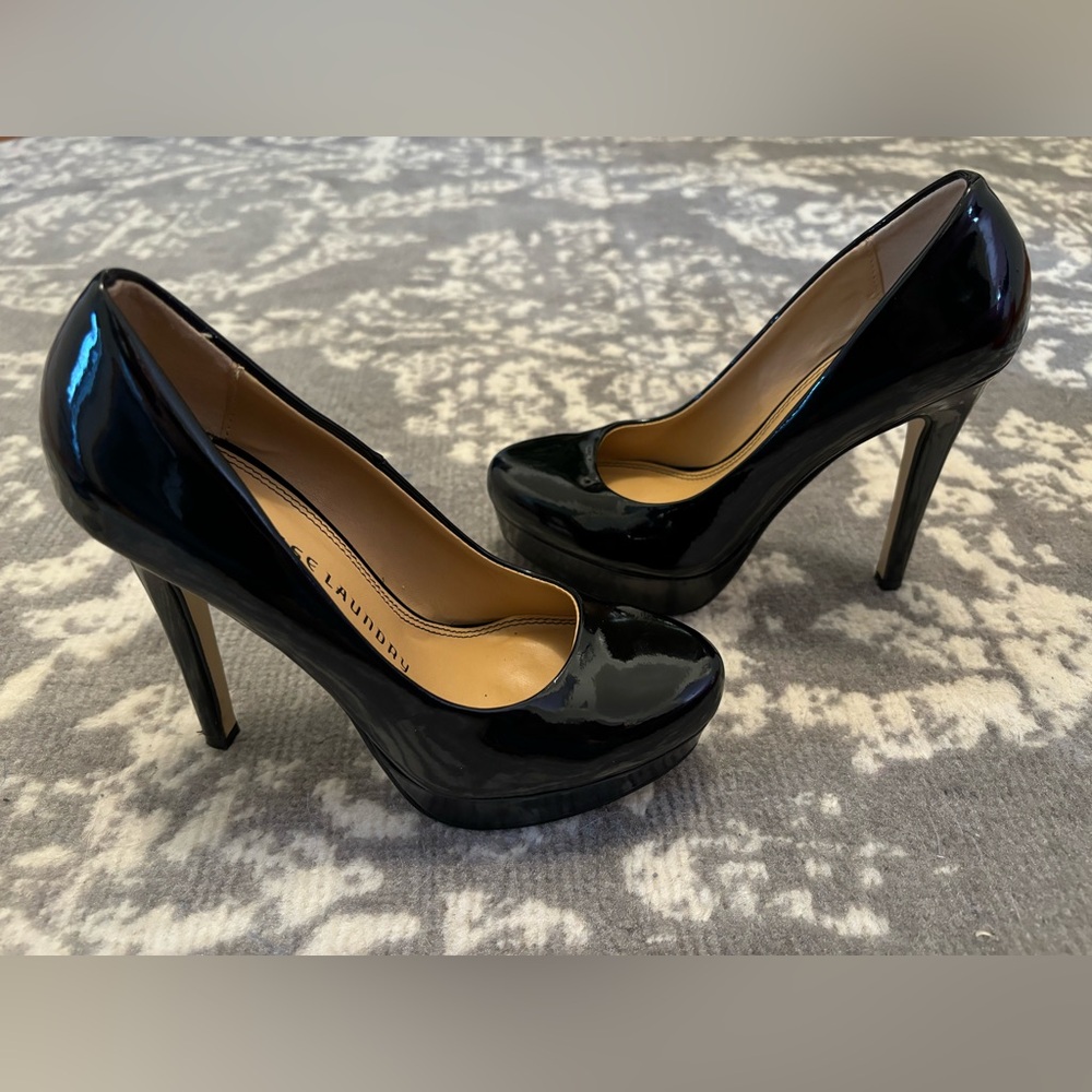Black shiny heels in great condition from chinese laundry
